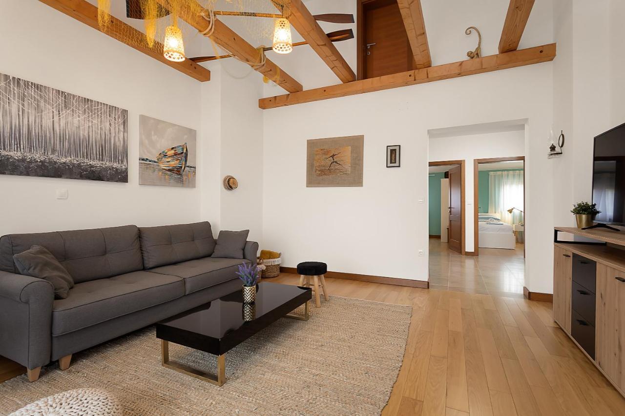 Ližnjan Apartments Cesare With Shared Pool מראה חיצוני תמונה