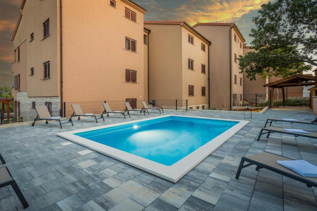 Ližnjan Apartments Cesare With Shared Pool מראה חיצוני תמונה