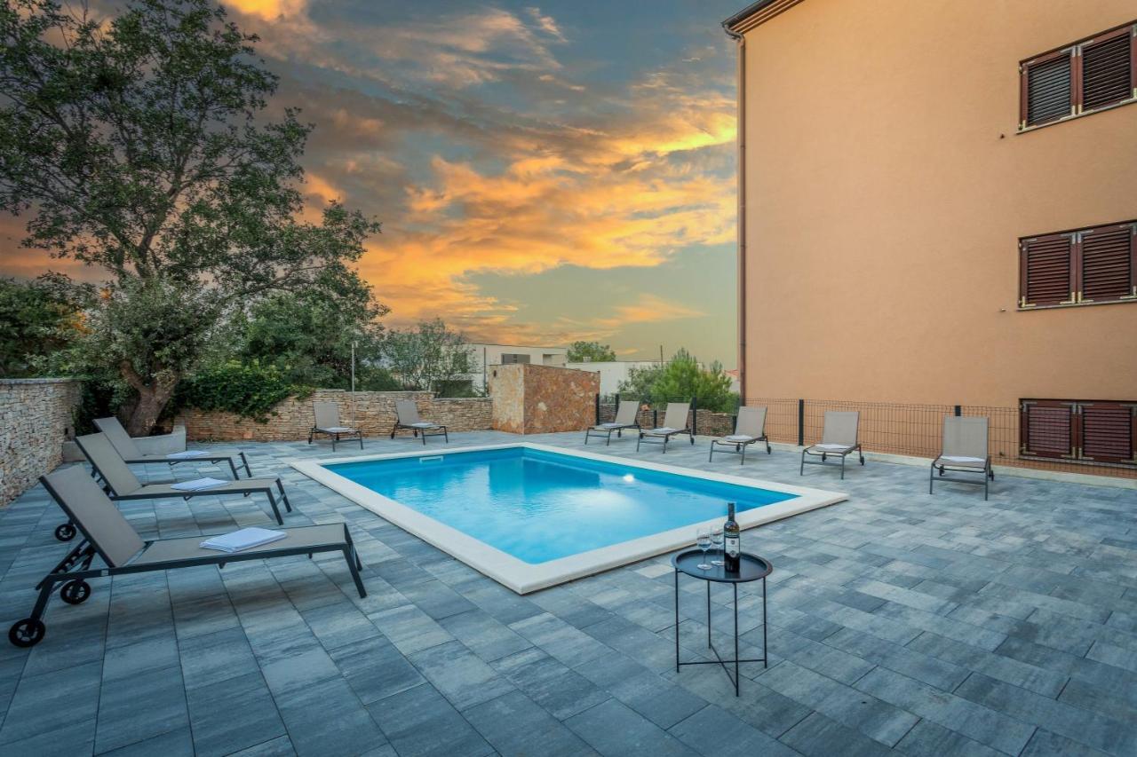Ližnjan Apartments Cesare With Shared Pool מראה חיצוני תמונה