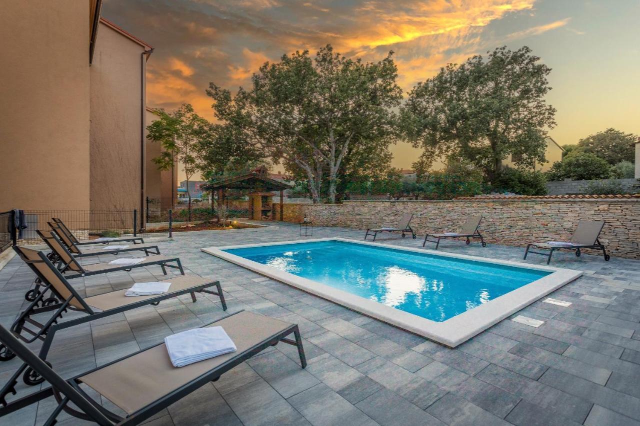 Ližnjan Apartments Cesare With Shared Pool מראה חיצוני תמונה